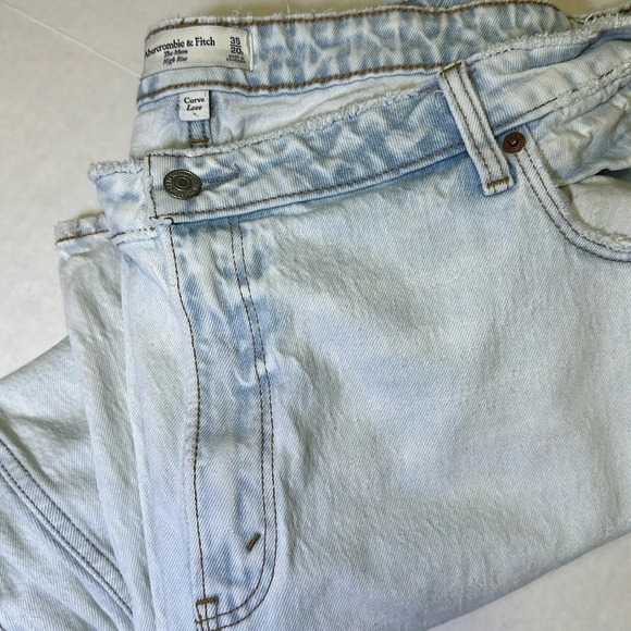 Abercrombie & Fitch Curvy Love The Mom High Rise Light Wash Womens 35/20S - Picture 1 of 12